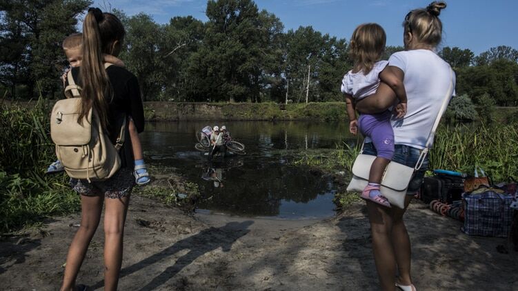 "Водный мир": опубликованы фото нелегальной переправы через линию фронта в зоне АТО