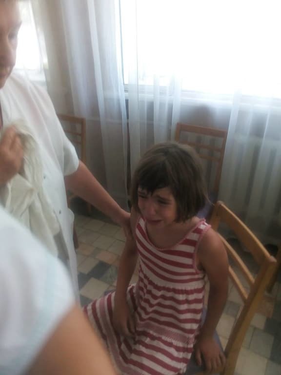 Привязали к стулу и обливали водой: отец девочки рассказал, как над ней издевались в лагере под Киевом. Фотофакт