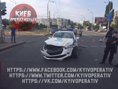 Повернули не туда: в Киеве полицейский автомобиль попал в ДТП. Фотофакт