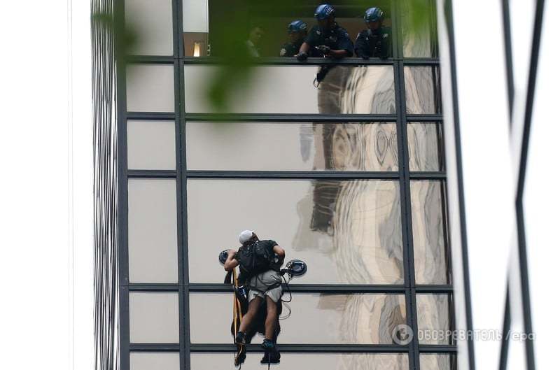 Человек-паук желает познакомиться: "скалолаз" на присосках залез на небоскреб Трампа. Фоторепортаж и видеофакт