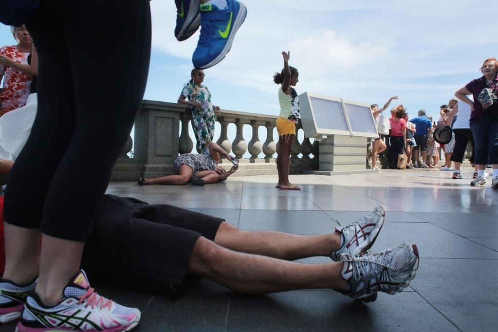 Селфи с Христом: на что готовы гости Олимпиады в Рио ради фото на память