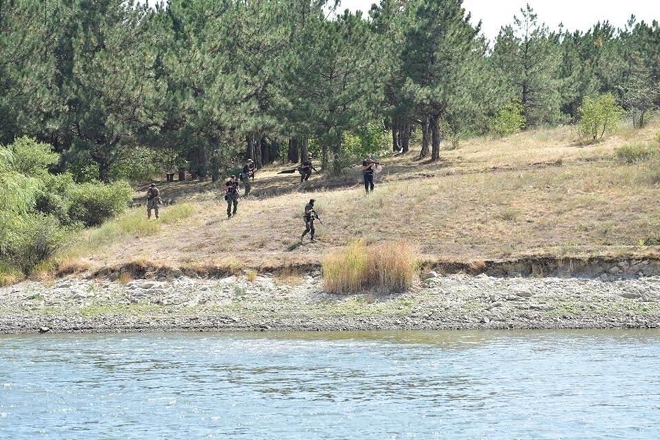 На земле, в огне и в воде: фото учений нового полицейского спецназа Донетчины появились в сети