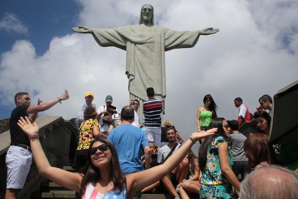 Селфи с Христом: на что готовы гости Олимпиады в Рио ради фото на память