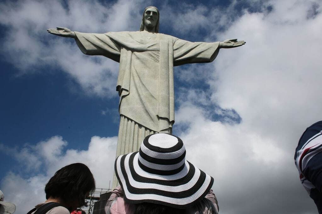 Селфи с Христом: на что готовы гости Олимпиады в Рио ради фото на память