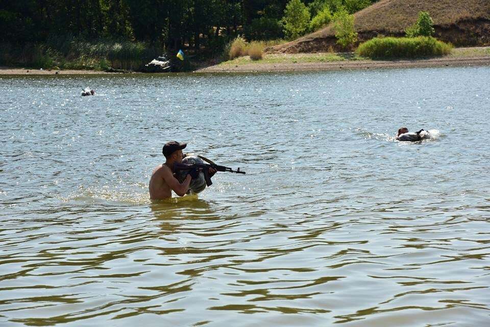 На земле, в огне и в воде: фото учений нового полицейского спецназа Донетчины появились в сети