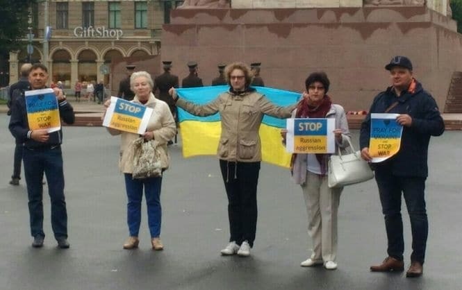"Стоп российской агрессии": в Латвии прошел митинг против войны в Украине. Фотофакт