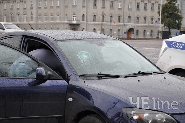 Поплатился колесами и стеклом: в Чернигове изуродовали авто с путинской ленточкой