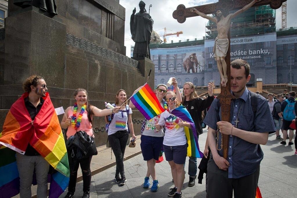 Улицы расцвели радужными флагами: в Праге прошел ЛГБТ-прайд. Фоторепортаж