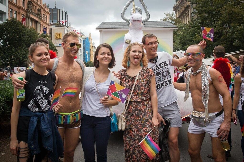 Улицы расцвели радужными флагами: в Праге прошел ЛГБТ-прайд. Фоторепортаж