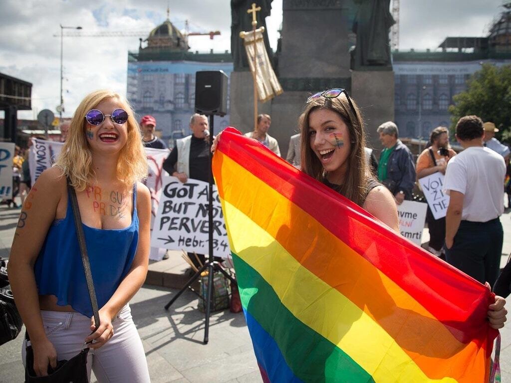 Вулиці розцвіли райдужними прапорами: у Празі пройшов ЛГБТ-прайд