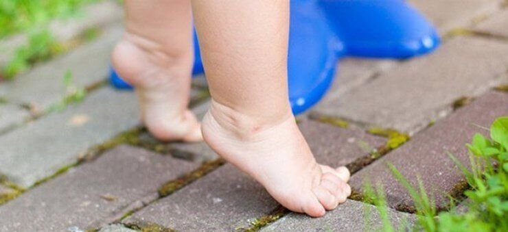 Что делать, если ребёнок ходит на цыпочках: советы специалистов