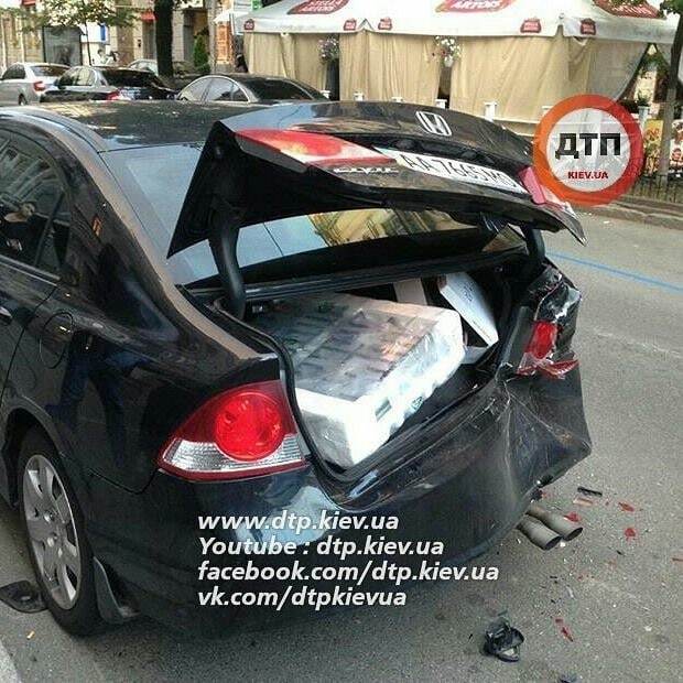 У Києві п'яний мажор на джипі врізався в припарковане авто