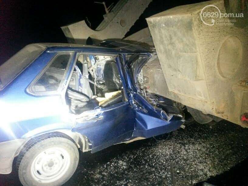 Смертельное ДТП под Мариуполем: автомобиль влетел в тягач с военной техникой