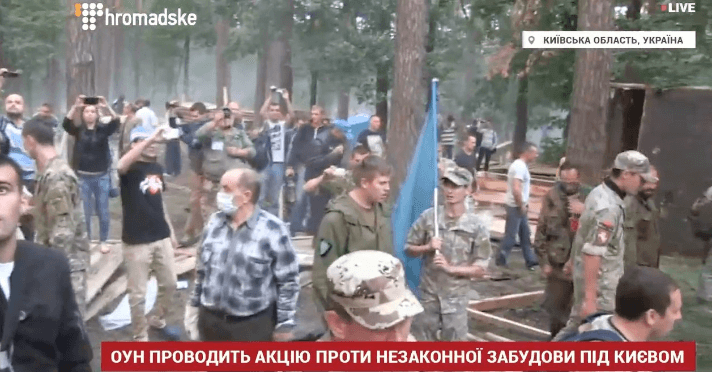 Активисты ОУН снесли забор "незаконной стройки" под Киевом. Опубликованы фото