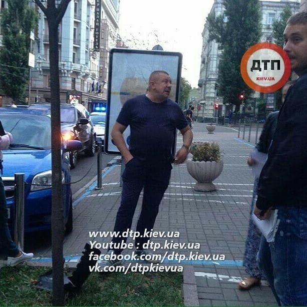 "Дуть отказался": в Киеве пьяный мажор на джипе врезался в припаркованное авто