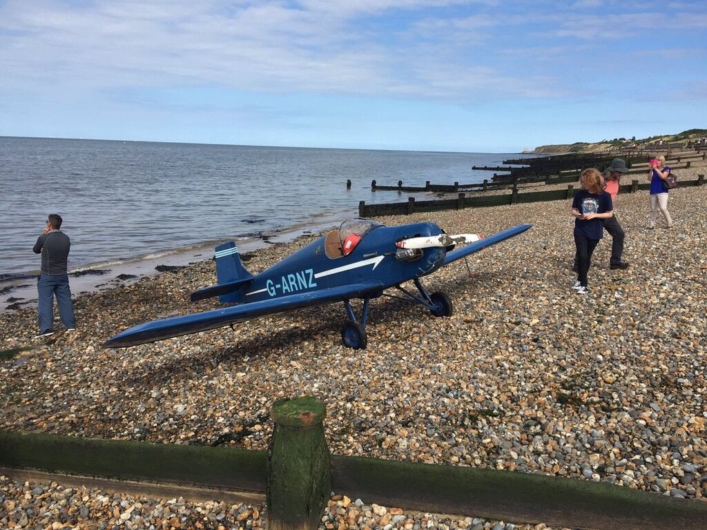 В Великобритании во время авиашоу самолет рухнул в воду: опубликованы фото