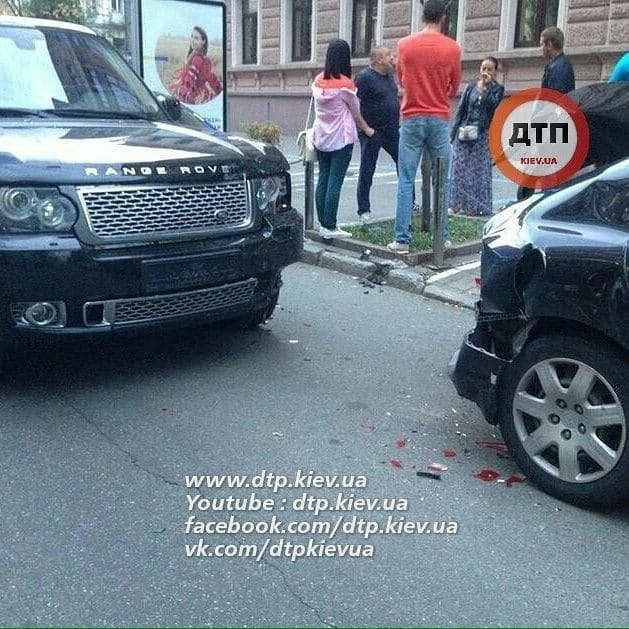 У Києві п'яний мажор на джипі врізався в припарковане авто