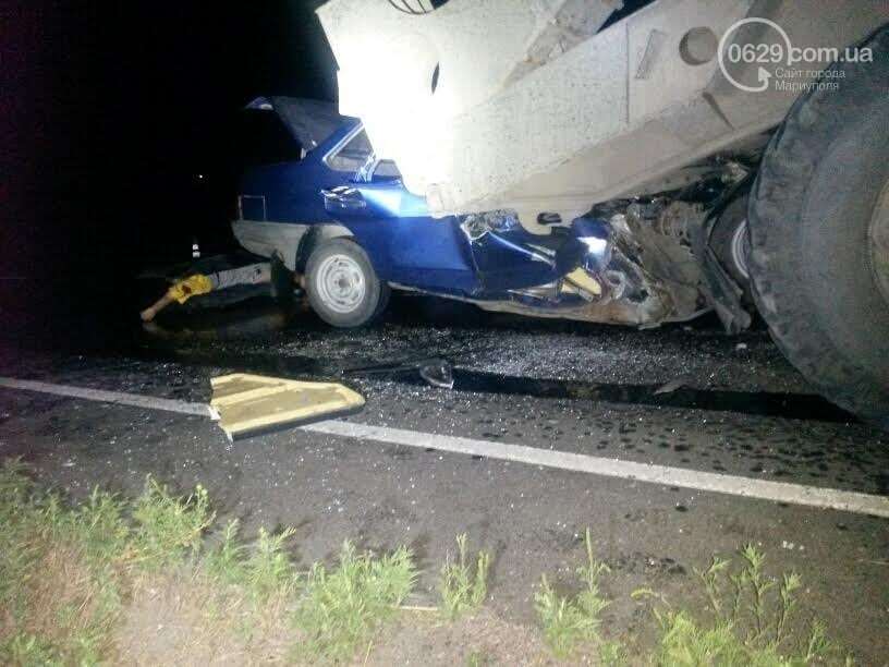 Смертельное ДТП под Мариуполем: автомобиль влетел в тягач с военной техникой. Опубликованы фото