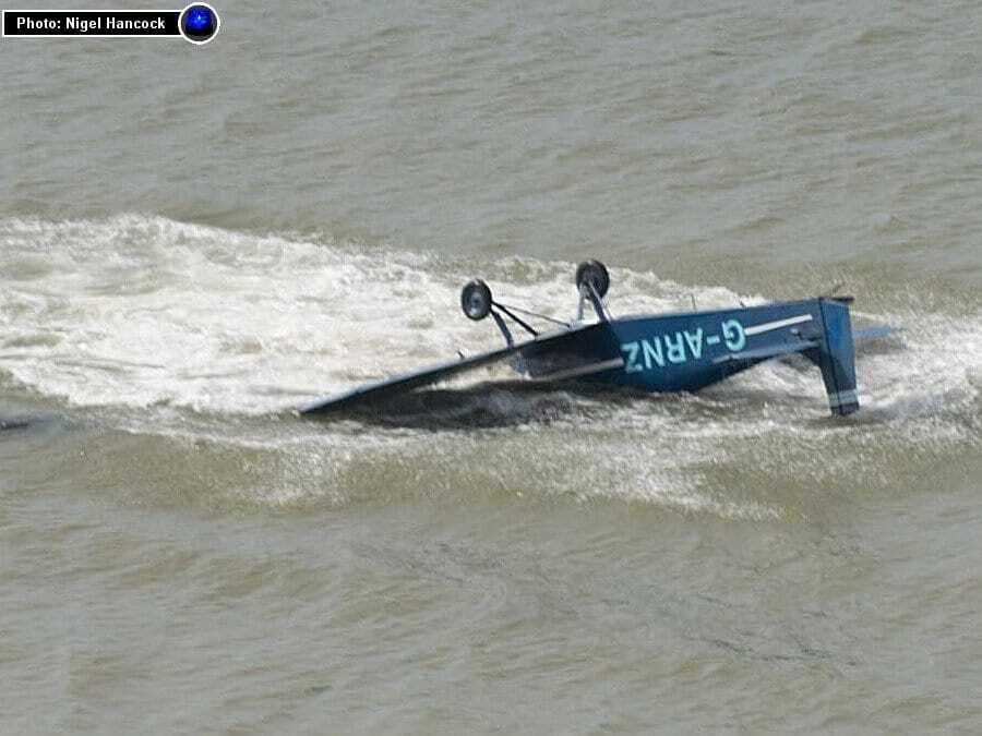 В Великобритании во время авиашоу самолет рухнул в воду: опубликованы фото