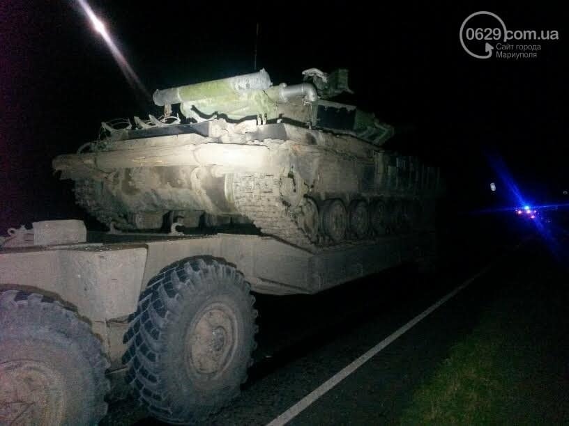 Смертельное ДТП под Мариуполем: автомобиль влетел в тягач с военной техникой. Опубликованы фото