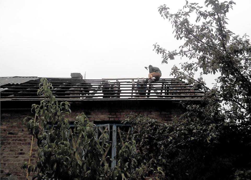 Прямое попадание: в Зайцево мина повредила частный дом. Фотофакт
