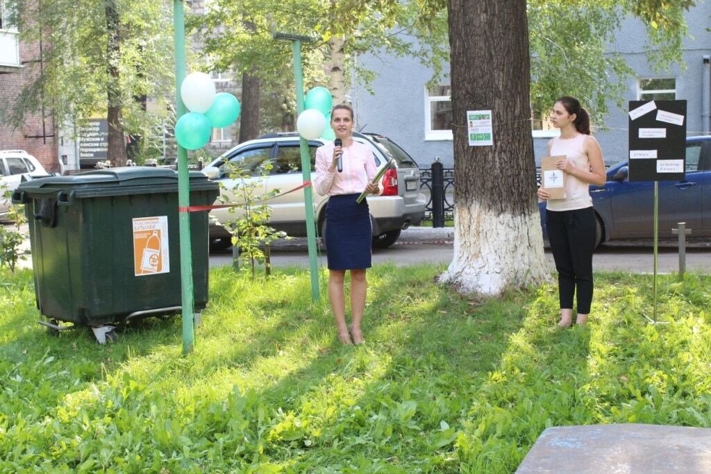 "Большое событие сверхдержавы": в России торжественно установили мусорный бак. Фотофакт