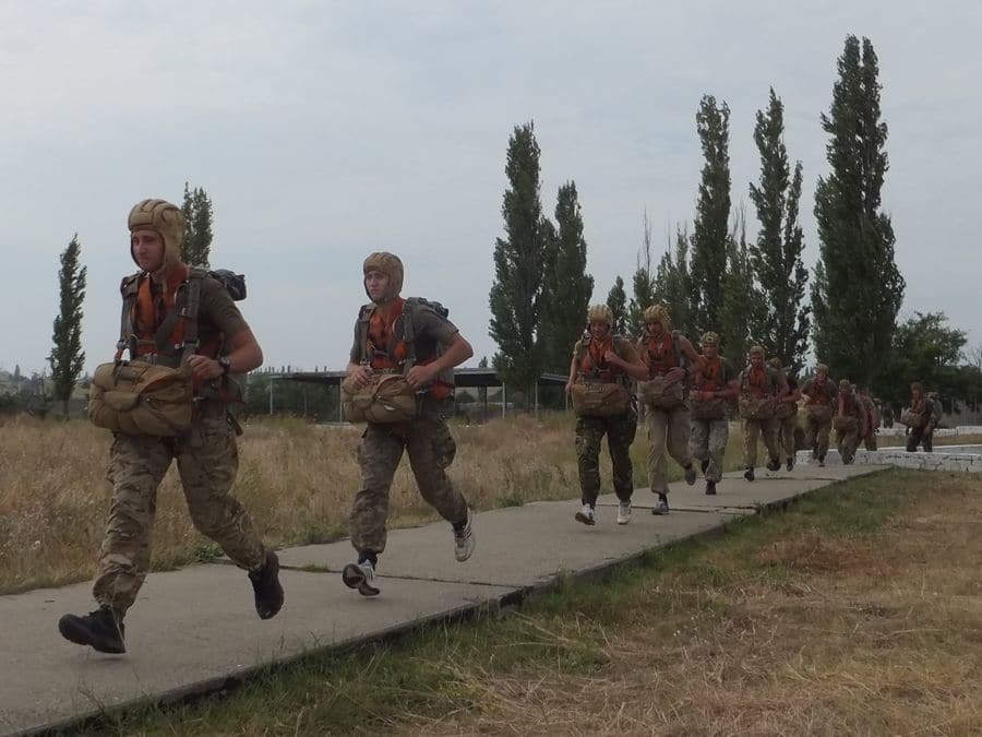 Покорение стихий: Минобороны показало яркие фото тренировок николаевских десантников