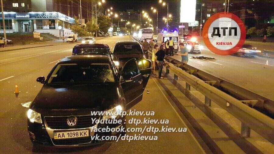 Попал под машину и автобус: в Киеве в жутком ДТП погиб пешеход. Опубликованы фото