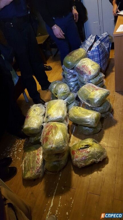 Перевозил 120 кг: полиция задержала на вокзале в Киеве мужчину с 3 сумками наркотиков. Фотофакт