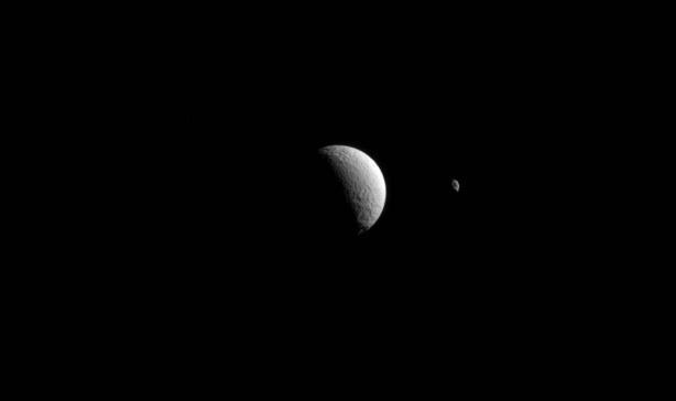 NASA показало новый снимок спутников Сатурна Тефии и Гипериона: фотофакт