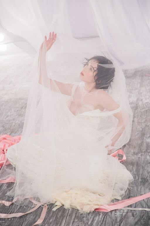 Мария Яремчук заинтриговала снимками в свадебном платье