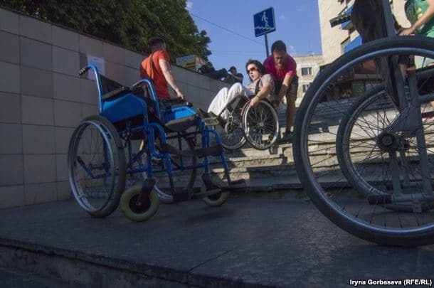 В Мариуполе люди на инвалидных колясках перекрыли лестницу подземного перехода. Опубликованы фото