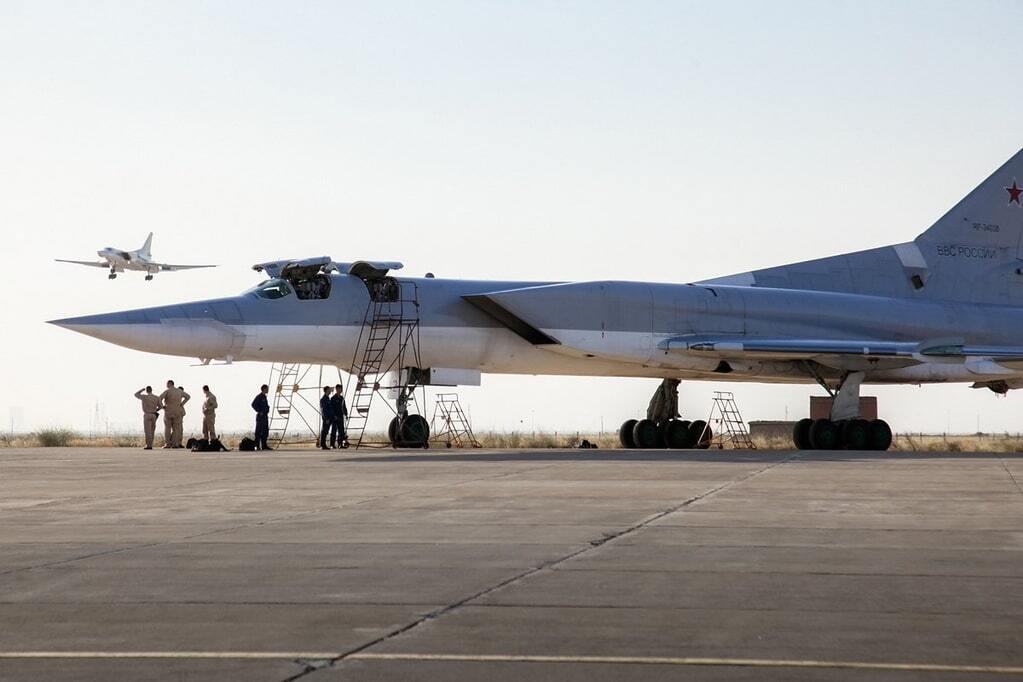 Ближче до ІДІЛ: у мережі з'явилися фото російських бомбардувальників на авіабазі в Ірані