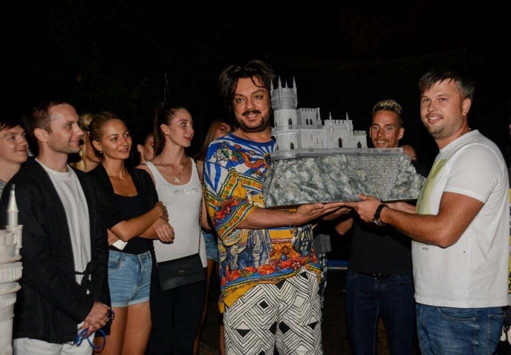 В оккупированном Крыму Киркорову подарили "Ласточкино гнездо": фотофакт