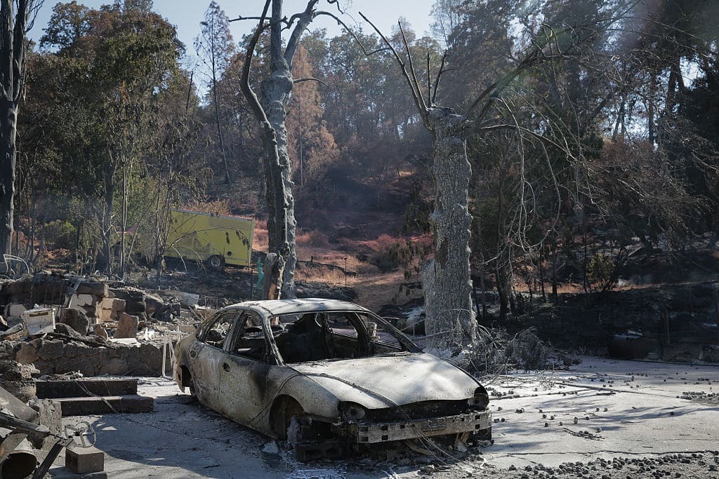 Калифорнию охватили масштабные лесные пожары, сгорели сотни домов. Фото- и видеофакт