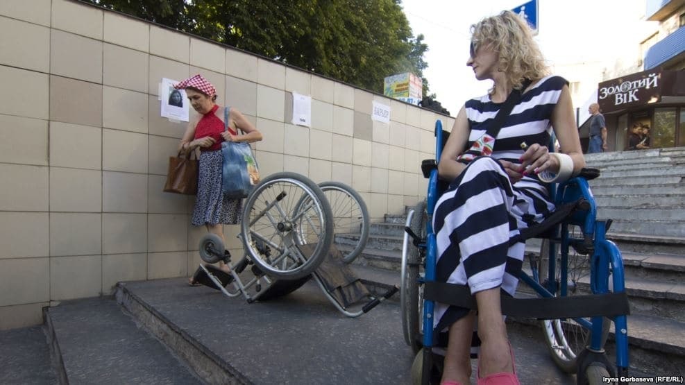 В Мариуполе люди на инвалидных колясках перекрыли лестницу подземного перехода. Опубликованы фото