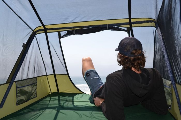 Уютный домик на крыше: автомобильная палатка для отдыха на природе. Фото