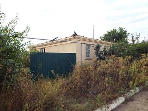 Террористы обстреляли жилые дома на Луганщине: ранен боец АТО. Фотофакт