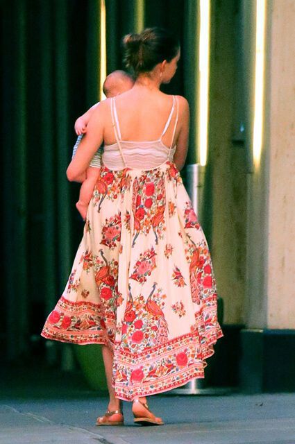 Энн Хэтэуэй впервые показала лицо сына: фотофакт