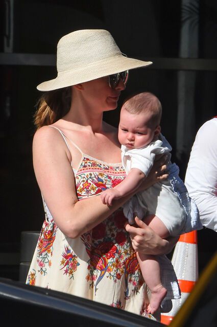 Энн Хэтэуэй впервые показала лицо сына: фотофакт