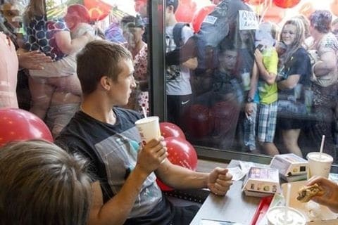 Не хватает лопаты: в российском Томске устроили давку во время открытия McDonald's. Опубликованы фото