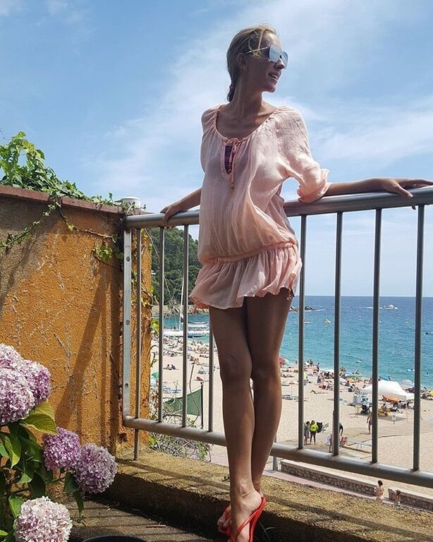 Катя Осадчая похвасталась фигурой в бикини на отдыхе в Испании
