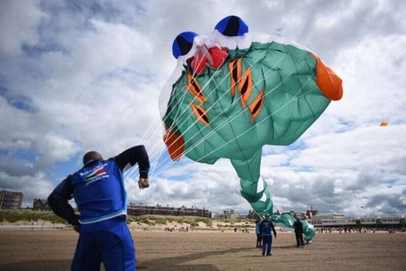 Животные и сказочные герои: появились красочные фото из фестиваля воздушных змеев в Англии