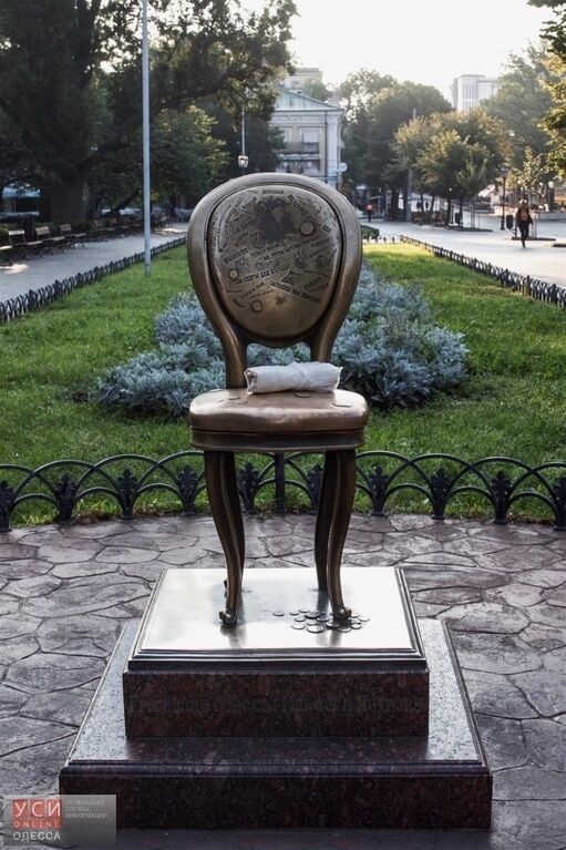 Памятники "угостили" шаурмой: в Одессе провели необычный флешмоб. Опубликованы фото