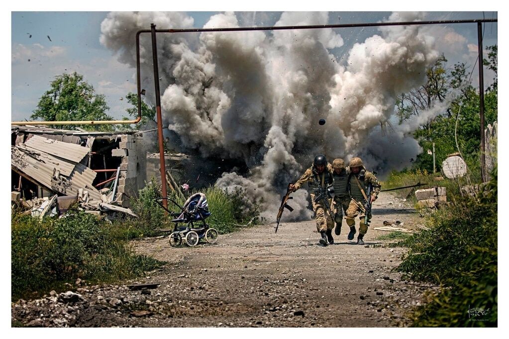 Подвиг и трагедия: сеть поразило впечатляющее фото о войне в Украине