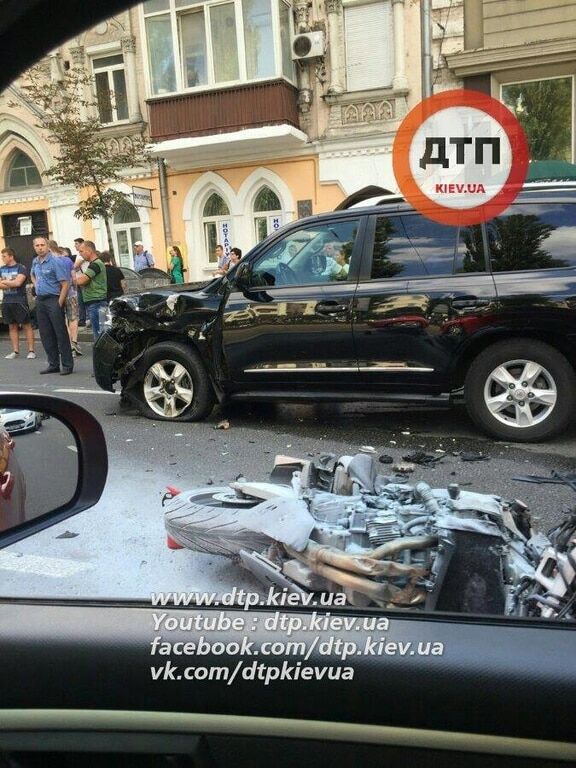 В Киеве мотоцикл врезался в джип и загорелся: опубликованы фото ДТП