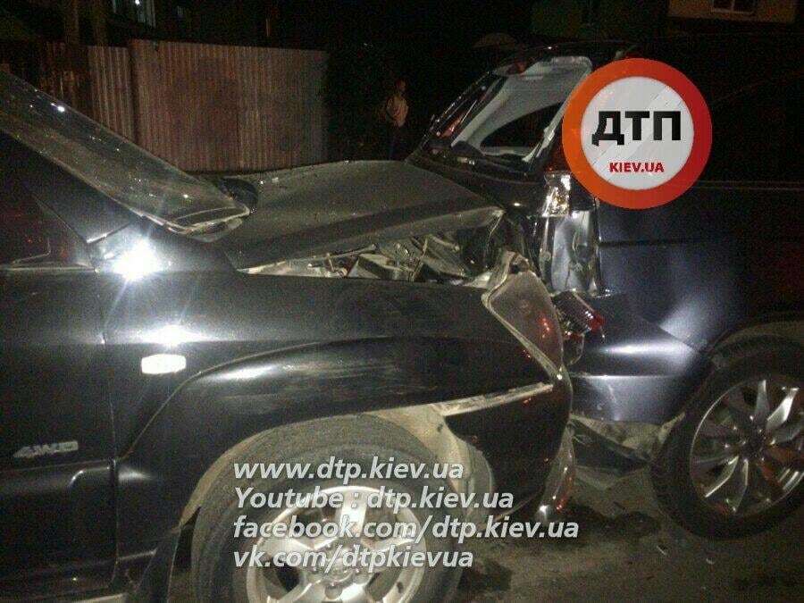 Под Киевом пьяный водитель протаранил четыре автомобиля: опубликованы фото