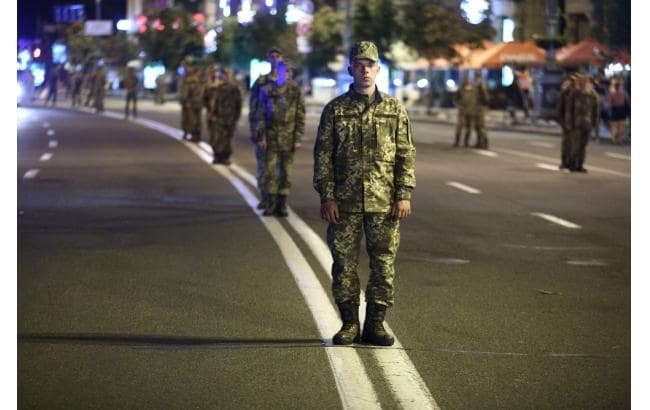 В сети показали фото ночной репетиции военного парада на Крещатике