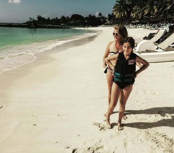 Жанна Бадоева с мужем и дочкой улетела на экзотический остров: красочные фото