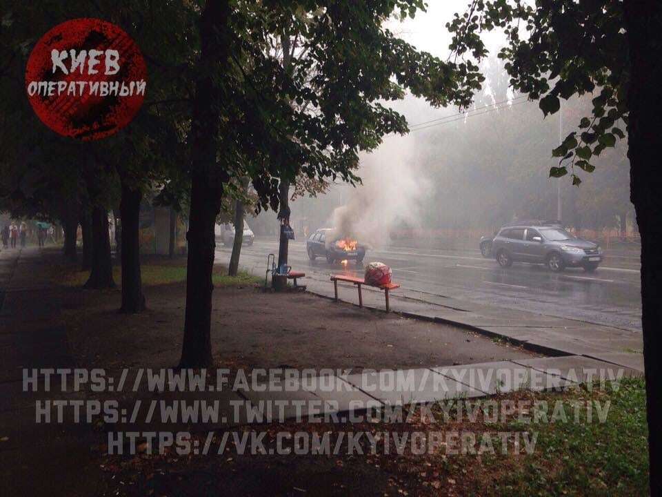 В Киеве на ходу загорелся автомобиль: опубликованы фото
